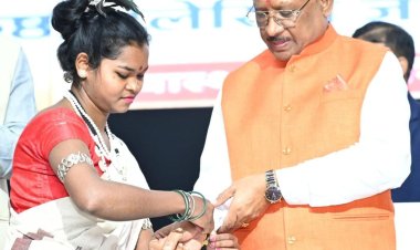 रायपुर : बस्तर के तोकापाल की सुश्री बबीता नाग ने मुख्यमंत्री को बांधा निरामय सूत्र