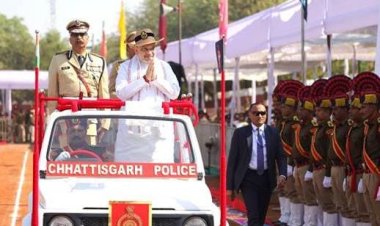 रायपुर : केन्द्रीय गृह एवं सहकारिता मंत्री श्री अमित शाह ने आज अपने छत्तीसगढ़ दौरे के पहले दिन रायपुर में छत्तीसगढ़ पुलिस को 'प्रेसिडेंट कलर' प्रदान किया