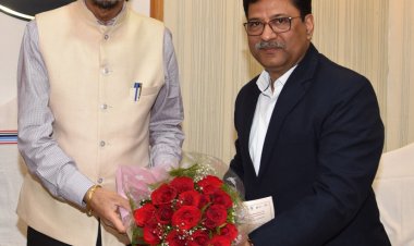 रायपुर : राज्यपाल श्री डेका से पंडित रविशंकर शुक्ल विश्वविद्यालय के कुलपति ने सौजन्य भेंट की