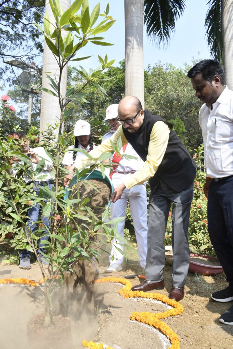 रायपुर : एक पेड़ मां के नाम पर राज्यपाल श्री डेका ने रूद्राक्ष पौधा रोपण किया