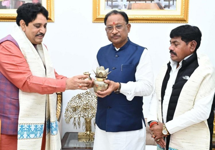 रायपुर : उत्तर प्रदेश के मुख्यमंत्री श्री योगी आदित्यनाथ ने छत्तीसगढ़ के मुख्यमंत्री श्री विष्णु देव साय के लिए भेजा महाकुंभ में शामिल होने का आमंत्रण