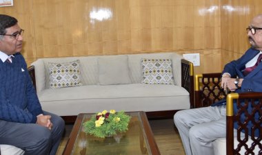 रायपुर : राज्यपाल श्री डेका से संभागीय रेलवे प्रबंधक ने सौजन्य भेंट की