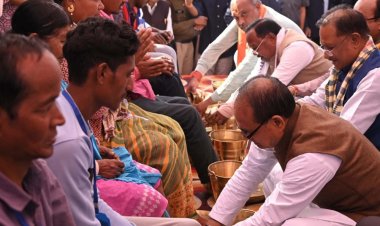 रायपुर : आवास योजना के लाभार्थियों का पांव पखार कर केंद्रीय मंत्री श्री शिवराज चौहान और मुख्यमंत्री श्री साय ने किया अभिनंदन