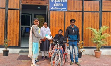 जशपुरनगर : मुख्यमंत्री कैंप कार्यालय में कालीचरण को मिली बैटरी चलित ट्राई साइकिल