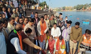 मुख्यमंत्री डॉ. यादव ने मां क्षिप्रा का पूजन कर महंत जी से लिया आशीर्वाद