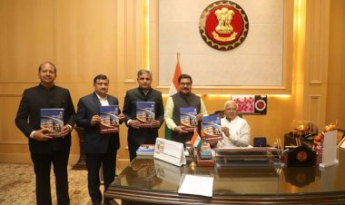 राज्यपाल को लोक सेवा आयोग का 67वां वार्षिक प्रतिवेदन भेंट किया