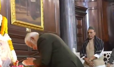 नेताजी सुभाष चंद्र बोस की जयंती पर संविधान सदन के केन्द्रीय कक्ष में प्रधानमंत्री नरेन्द्र मोदी ने श्रद्धासुमन अर्पित किए