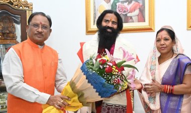 रायपुर: मुख्यमंत्री श्री विष्णुदेव साय से योग गुरु बाबा रामदेव ने सौजन्य मुलाकात की।