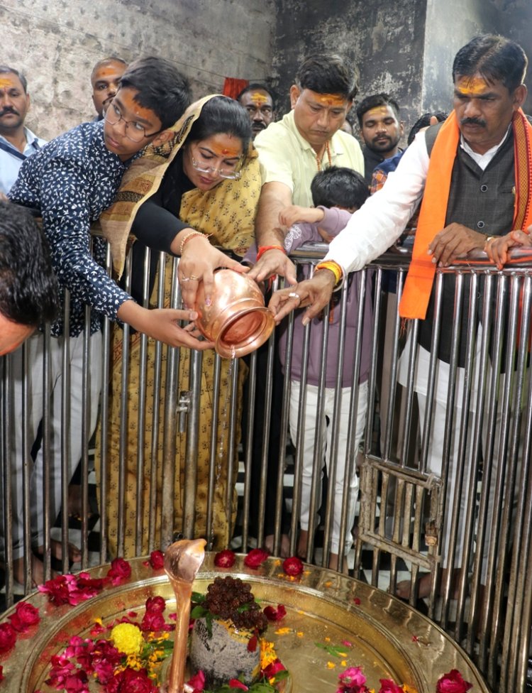 राज्यमंत्री श्रीमती बागरी ने ओंकारेश्वर ज्योतिर्लिंग महादेव के दर्शन कर जलाभिषेक किया