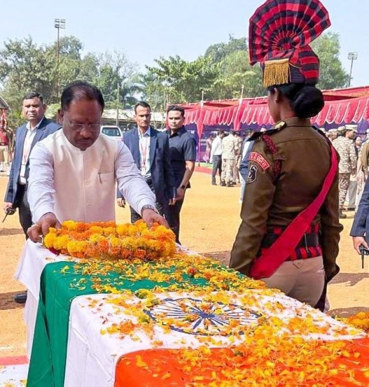 रायपुर : मुख्यमंत्री श्री विष्णुदेव साय ने शहीद जवानों को पुष्पचक्र अर्पित कर दी भावभीनी श्रद्धांजलि