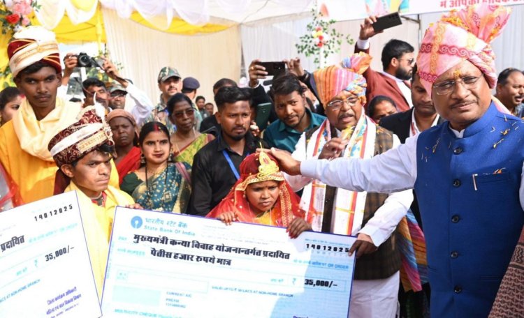 रायपुर : मुख्यमंत्री कन्या विवाह योजना से 300 बेटियां परिणय सूत्र में बंधीर : मुख्यमंत्री श्री साय ने दिया आशीर्वाद