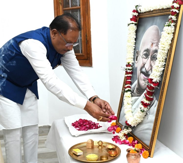 रायपुर: मुख्यमंत्री श्री विष्णु देव साय ने महात्मा गांधी की पुण्यतिथि पर उन्हें किया नमन