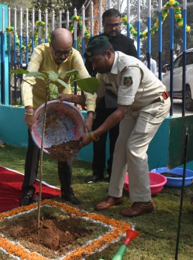 रायपुर : राज्यपाल श्री रमेन डेका ने वन मंदिर वाटिका में ‘एक पेड़ माँ के नाम’ के तहत कदम का पौधा रोपा, वन मंदिर वाटिका की सराहना की