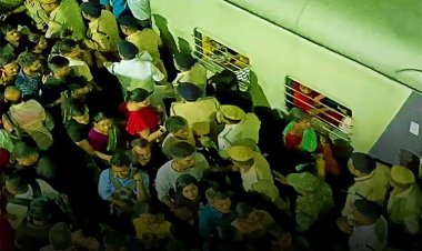 प्रयागराज कुंभ के लिए ट्रेनों में बढ़ी भीड़, धक्का-मुक्की के बीच यात्री परेशान