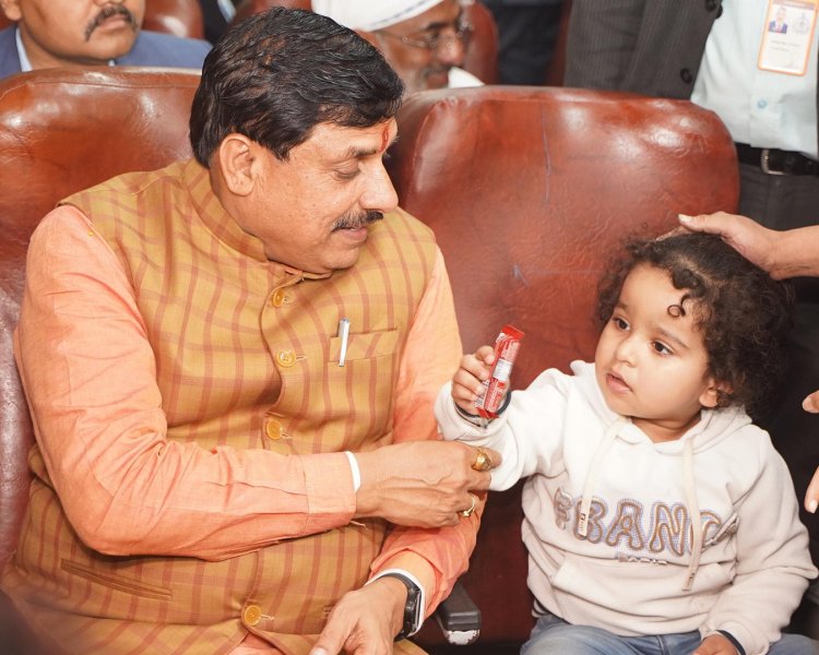 बच्चों को खिलाई टॉफी, लोगों के बीच खिलखिलाकर हंसे, सीएम मोहन यादव के इस अंदाज पर आपको नहीं होगा यकीन