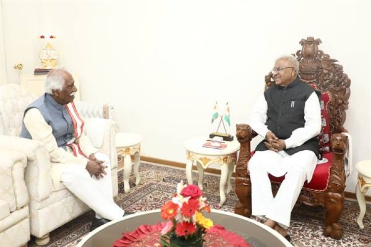 राज्यपाल श्री पटेल से हरियाणा के राज्यपाल श्री बंडारू दत्तात्रेय ने की सौजन्य भेंट