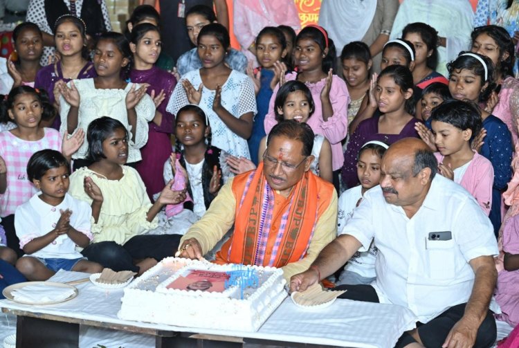 रायपुर : नन्ही मुस्कानों के संग मुख्यमंत्री श्री साय ने मनाया अपना जन्मदिन