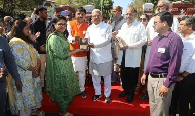 राज्यपाल श्री पटेल ने अंगदान जनजागृति कार रैली को राजभवन से हरी झंडी दिखा किया रवाना