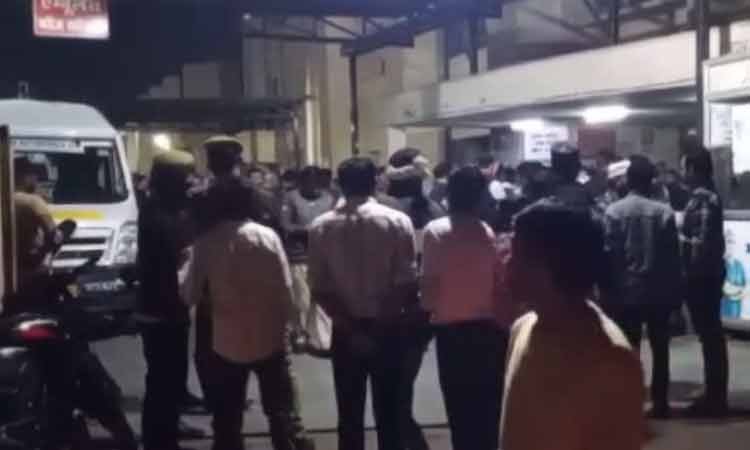 आगरा में देर रात दो मोटर साइकिल में हुई  भिड़ंत , पांच लोगों की मौत एक घायल