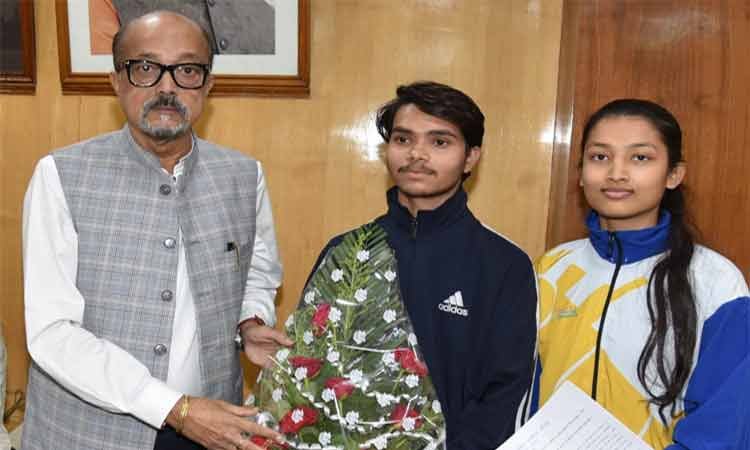 रायपुर : राज्यपाल श्री डेका ने विश्व योग प्रतियोगिता के लिए चयनित प्रतिभागियों को 25-25 हजार रूपए की सहायता राशि दी