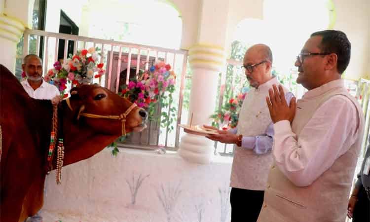 रायपुर : गौ सेवा रत्न अलंकरण महोत्सव- राज्यपाल श्री रमेन डेका ने गौशाला में की पूजा अर्चना
