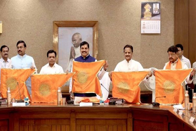 मुख्यमंत्री डॉ. यादव ने सम्राट विक्रमादित्य के धर्म ध्वज और पुस्तिका "भारत का नववर्ष - विक्रम संवत्" का किया विमोचन