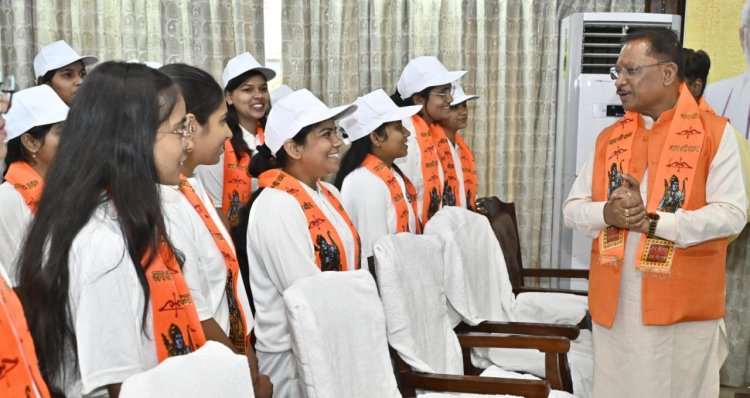 रायपुर : मुख्यमंत्री श्री विष्णु देव साय ने बालिकाओं के साथ सुनी 'मन की बात' की 120वीं कड़ी