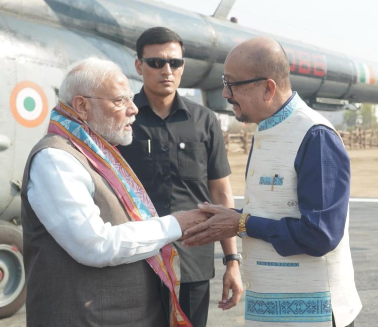 रायपुर : प्रधानमंत्री श्री नरेंद्र मोदी का राज्यपाल श्री रमेन डेका ने किया आत्मीय स्वागत