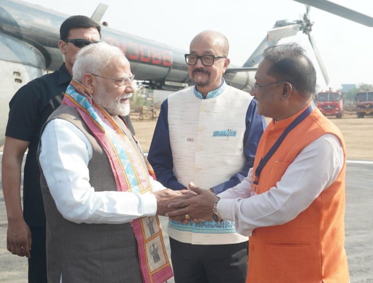 रायपुर : मुख्यमंत्री श्री विष्णुदेव साय ने प्रधानमंत्री श्री नरेंद्र मोदी का हेलीपैड में किया आत्मीय स्वागत