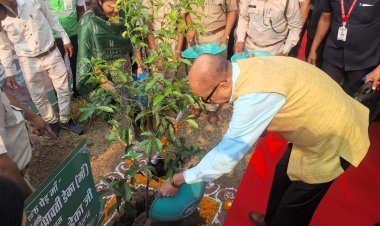 रायपुर : राज्यपाल श्री रमेन डेका ने ’एक पेड़ मां के नाम’ अभियान अंतर्गत किया पौधा रोपण