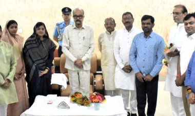 राज्यपाल श्री रमेन डेका ने सर्किट हाउस बालोद में जनप्रतिनिधियों एवं विभिन्न संगठनों के प्रतिनिधियों से की मुलाकात