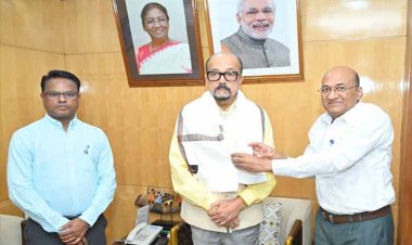 रायपुर : राज्यपाल श्री डेका से छत्तीसगढ़ निजी विश्वविद्यालय विनियामक आयोग ने की भेंट