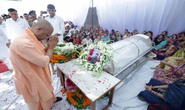 उत्तर प्रदेश के मुख्यमंत्री योगी आदित्यनाथ ने कानपुर में शुभम द्विवेदी के अंतिम संस्कार से पहले उनके निवास पर पुष्पांजलि अर्पित की