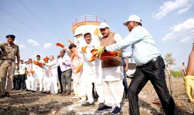 मुख्यमंत्री डॉ. यादव ने जलदूतों के साथ जल गंगा संवर्धन अभियान में राजगढ़ जिले के सारंगपुर में किया श्रमदान
