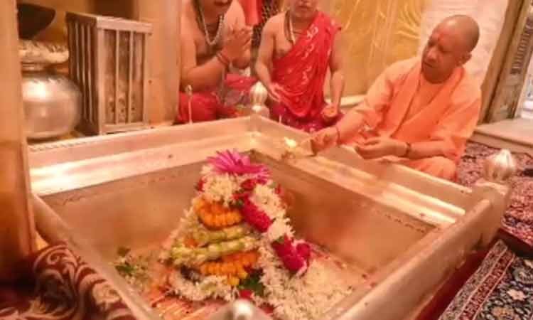 सीएम योगी ने वाराणसी के काल भैरव मंदिर में की पूजा-अर्चना