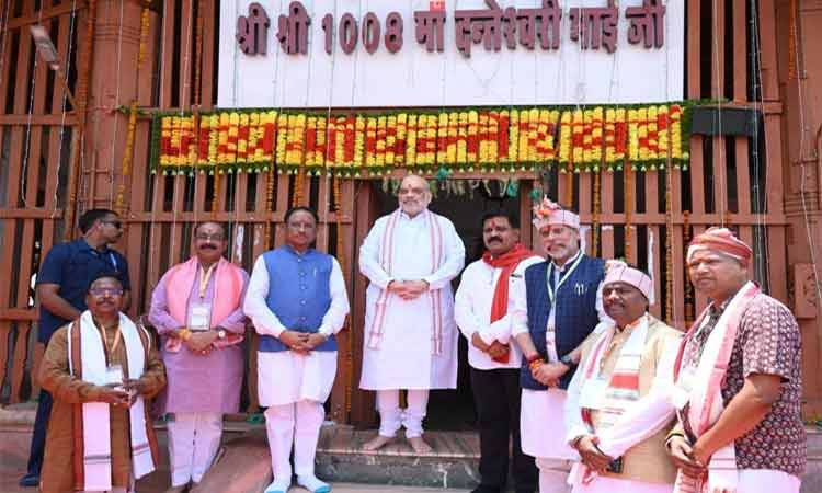 रायपुर : केन्द्रीय गृह मंत्री श्री अमित शाह ने मुख्यमंत्री श्री विष्णुदेव साय के साथ मां दंतेश्वरी की पूजा-अर्चना की