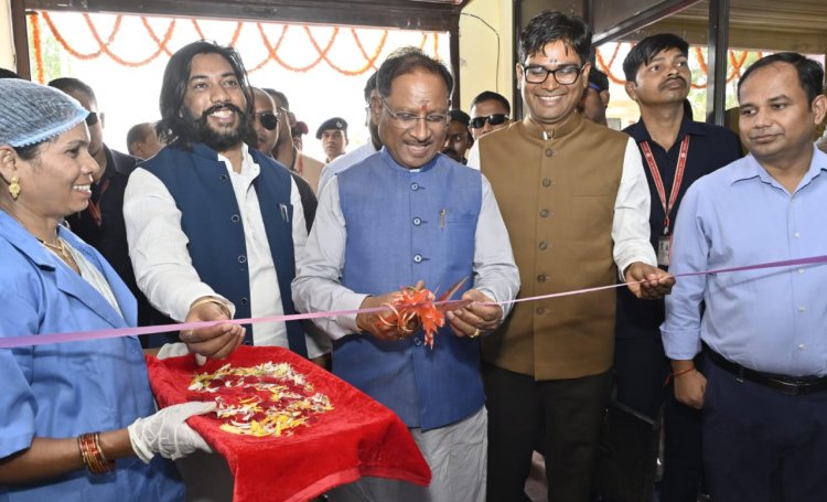 रायपुर : मुख्यमंत्री श्री विष्णुदेव साय ने किया 'झरिया' एल्कलाइन वॉटर बॉटलिंग प्लांट का शुभारंभ