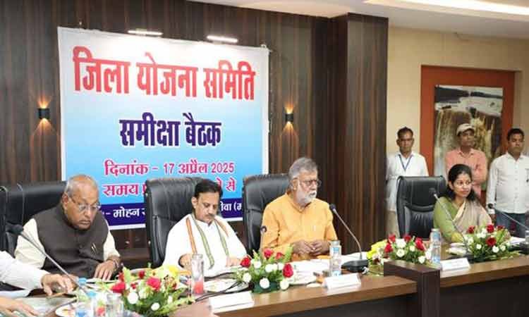भोपाल - पंचायत सचिवों और रोजगार सहायकों की स्थानांतरण नीति शीघ्र होगी घोषित: मंत्री प्रहलाद सिंह पटेल
