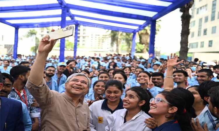 पिछले 10 वर्षों में इलेक्ट्रॉनिक-विनिर्माण में 5 गुना की वृद्धिः अश्विनी वैष्णव
