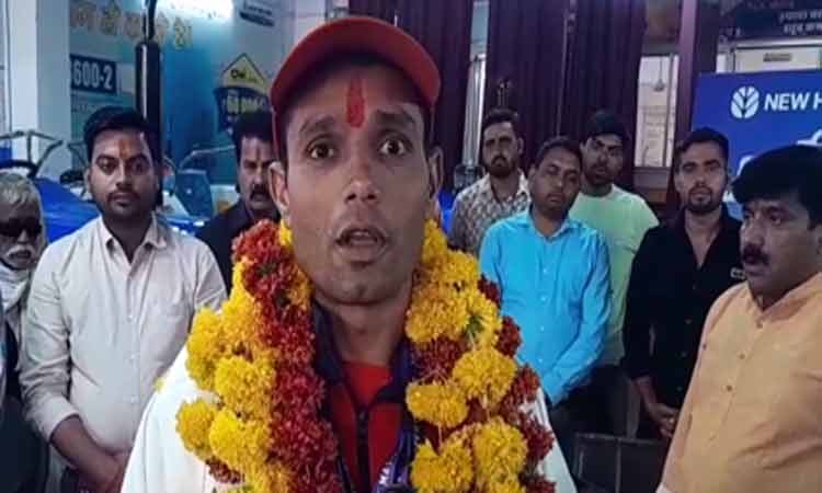 ललितपुर के अरविन्द प्रजापति को राष्ट्रीय मास्टर्स तैराकी प्रतियोगिता में मिला गोल्ड मेडल