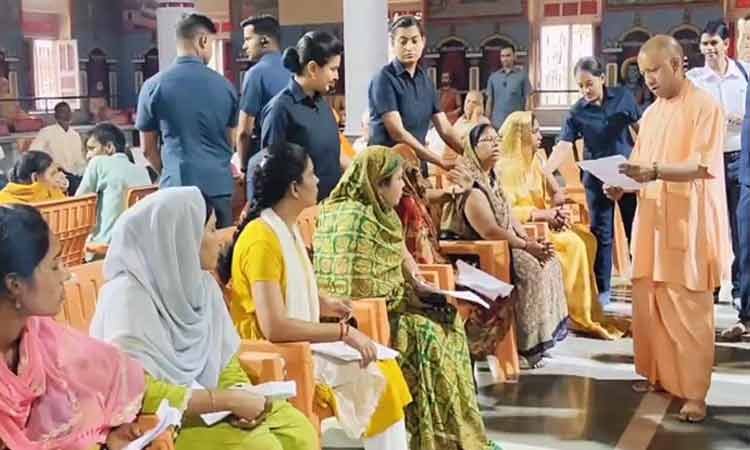 जनता दर्शन में 300 लोगों की समस्याएं सुनीं मुख्यमंत्री ने, त्वरित निस्तारण के दिए निर्देश