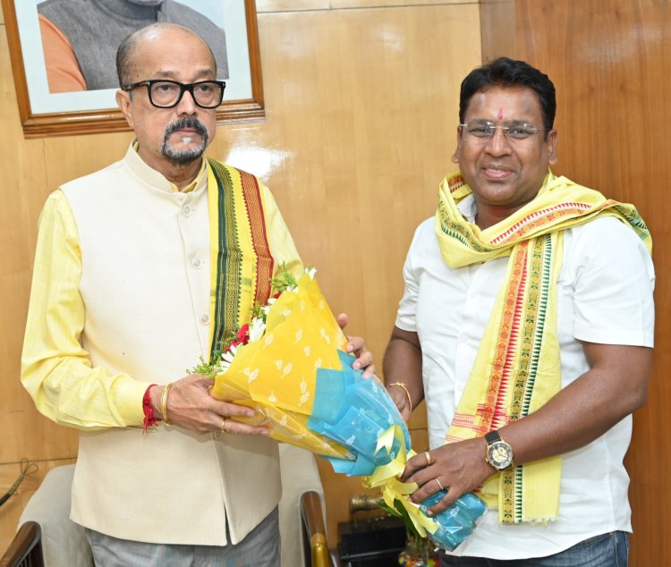 रायपुर : राज्यपाल श्री डेका से सर्व आदिवासी समाज के प्रदेशाध्यक्ष ने की भेंट