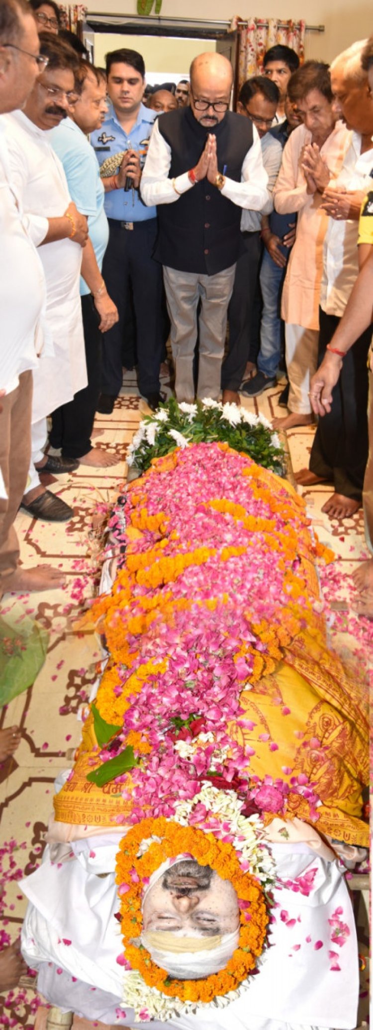 रायपुर : राज्यपाल श्री रमेन डेका ने आतंकी हमले मे जान गंवाने वाले श्री मिरानिया को दी श्रद्धांजलि