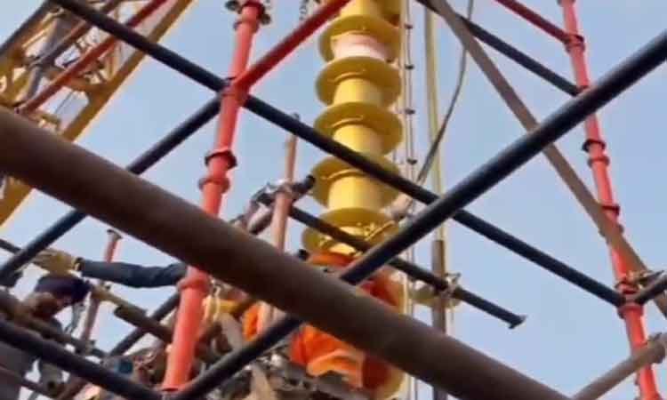 अयोध्याः श्रीराम मंदिर के मुख्य शिखर पर ध्वज दंड स्थापित