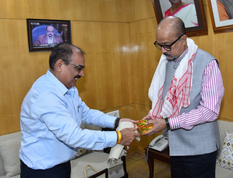 रायपुर : राज्यपाल श्री डेका से हेमचंद यादव विश्वविद्यालय के कुलपति ने की सौजन्य भेंट