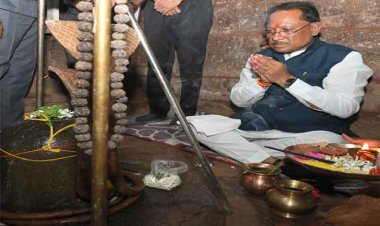 रायपुर : मुख्यमंत्री ने तेरहवीं शताब्दी के प्राचीन शिव व हनुमान मंदिर के किए दर्शन