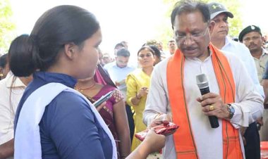 रायपुर : बैगा समुदाय की बिटिया ने किया टॉप, मुख्यमंत्री से की मुलाकात