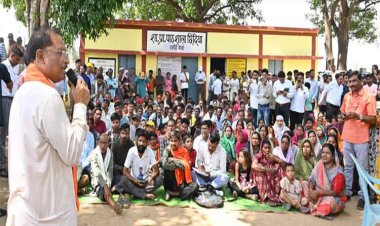 रायपुर : मुख्यमंत्री श्री विष्णुदेव साय का छिंदिया गांव में आकस्मिक दौरा, सुशासन तिहार के तहत चौपाल लगाकर ग्रामीणों से किया सीधा संवाद