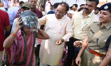 रायपुर : मुख्यमंत्री श्री विष्णु देव साय ने चौपाल में अपने हाथों से दो युवाओं को पहनाया हेलमेट