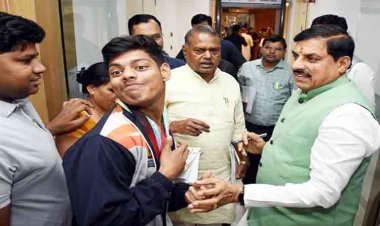 मुख्यमंत्री डॉ. यादव से मिले दिव्यांग खिलाड़ी श्री रोहित सिंह